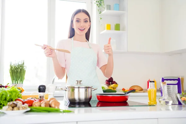 Foto portret jonge vrouw koken proberen nieuwe schotel tonen als teken — Stockfoto