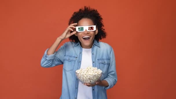 Lady halten Popcorn beeindrucken Blockbuster isoliert Ziegel Farbe Hintergrund — Stockvideo