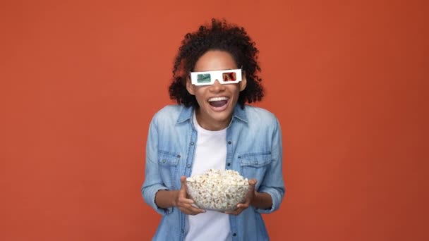 Excited lady hold popcorn plate see comedy isolated brick color background — Video Stock