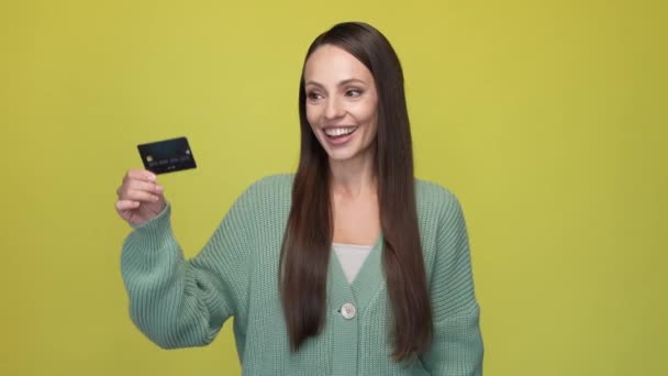Crazy lady hold credit card fist up scream isolated lime color background — Vídeo de Stock
