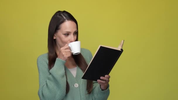 Senhora bebida espresso ler livro interessante isolado cor viva fundo — Vídeo de Stock