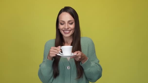 Senhora positiva beber latte bom cheiro desfrutar de fundo de cor vívida isolado — Vídeo de Stock