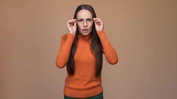 Frustrovaná dáma vypadají hrozné zprávy izolované pastelové barvy na pozadí — Stock video