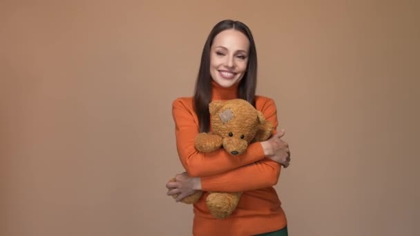 Lady knuffel favoriete speelgoed dans spel geïsoleerde pastel kleur achtergrond — Stockvideo