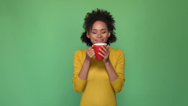 Θετική κυρία πίνουν latte ενέργειας απομονωμένο ζωντανό φόντο χρώμα — Αρχείο Βίντεο