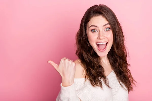 Profil tarafı fotoğrafı mutlu mutlu gülümseme başparmak boş yer reklamı reklamı tavsiyesi Pastel renk arkaplan üzerinde izole — Stok fotoğraf