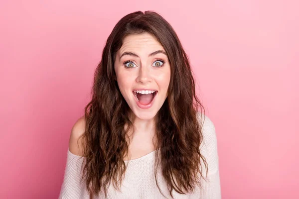 Фотографія молодої привабливої дівчини щаслива позитивна посмішка вражена збудженою шокованою здивованою продажем новин ізольовано на пастельному кольоровому фоні — стокове фото
