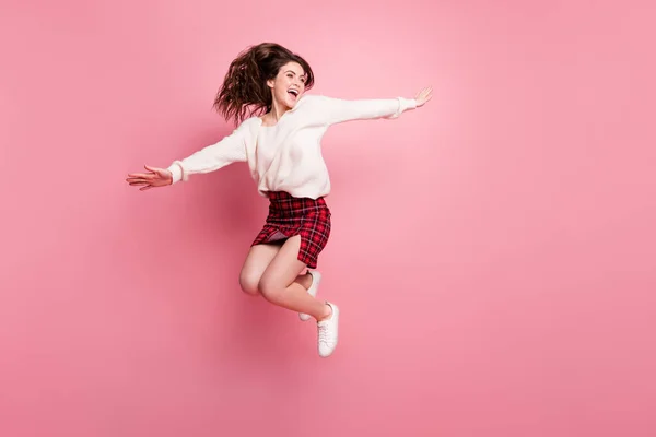 Foto lateral de perfil de longitud completa de la joven excitada sonrisa feliz positivo saltar manos alas vuelan aislados sobre fondo de color rosa — Foto de Stock