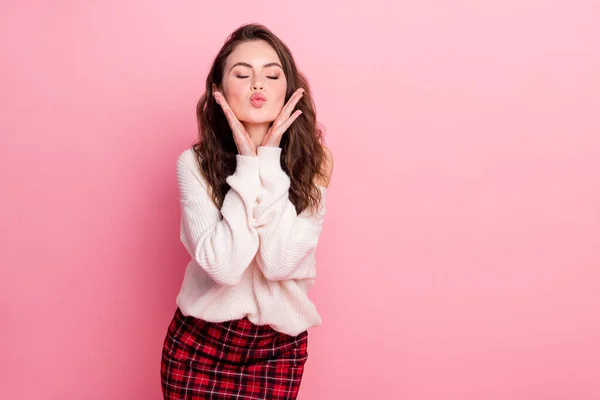 Foto di giovane ragazza attraente pouted labbra inviare aria bacio flirty romantico isolato su sfondo di colore rosa — Foto Stock