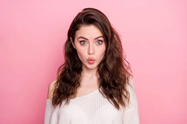 Photo of charming young person kiss lips look camera wear sweater isolated on pink color background — Fotografia de Stock