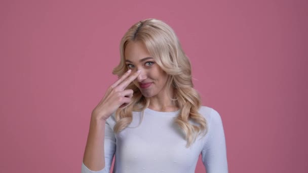 Sladká dáma bod kamera dva prsty přilákat izolované pastelové barvy pozadí — Stock video