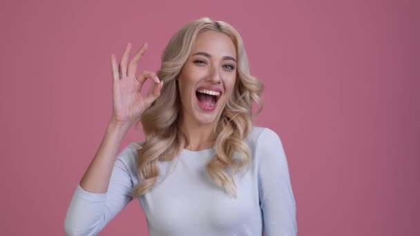 Lady maken oke symbool suggereren selecteer advertenties geïsoleerde pastel kleur achtergrond — Stockvideo