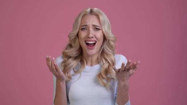 Lady imponeren verschrikkelijke nieuwigheid schreeuwen geen geïsoleerde pastel kleur achtergrond — Stockvideo