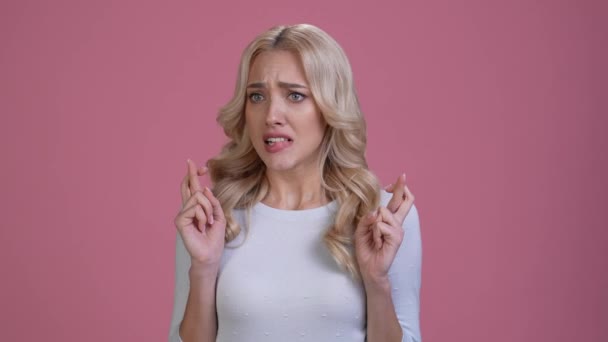 Miedo señora cruz dedos gesto pedir alegar aislado pastel color fondo — Vídeos de Stock