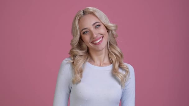 Blij dame kijken in camera tand glimlachen geïsoleerde pastel kleur achtergrond — Stockvideo