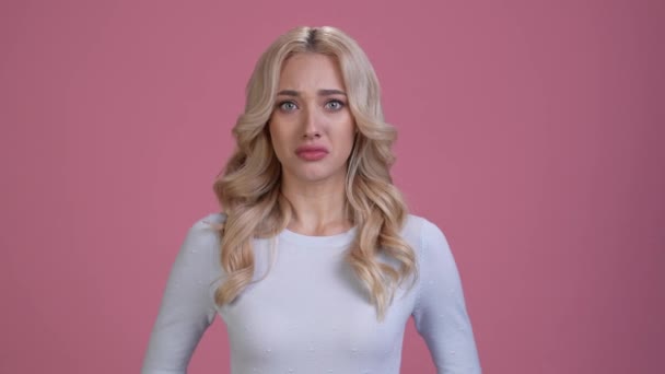 Csalódott hölgy hallani szörnyű újdonság sírás elszigetelt pasztell szín háttér — Stock videók