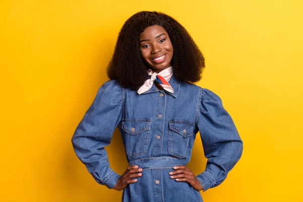 Photo de magnifique fille de peau foncée satisfaite mettre les mains sur la taille rayonnant sourire isolé sur fond de couleur jaune — Photo