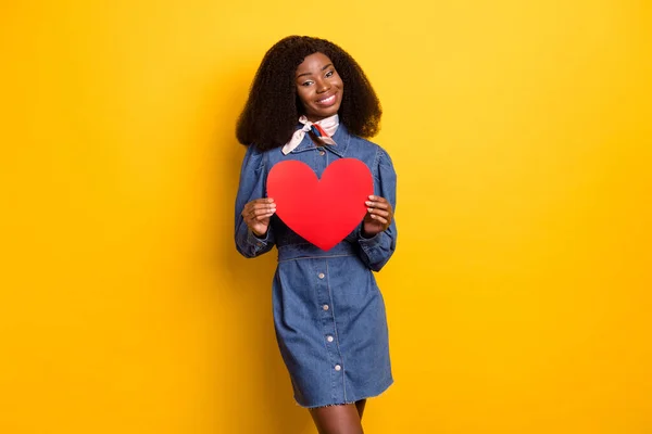 Фото чарівних темної шкіри дівчина руки тримає символ серця листівка зубна посмішка ізольована на жовтому кольоровому фоні — стокове фото
