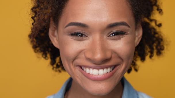 Lady enjoy tooth clinic medicine procedure isolated bright color background — Stock Video