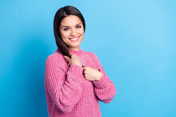 Profil Porträt der halb gedrehten Person Arme berühren Haar Look Kamera strahlendes Lächeln isoliert auf blauem Hintergrund — Stockfoto