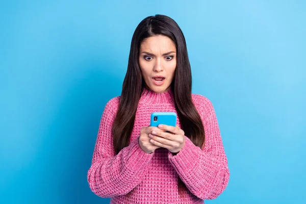 Foto van ongelukkige geschokte jonge dame gekleed roze trui lezen nieuws moderne gadget geïsoleerde blauwe kleur achtergrond — Stockfoto