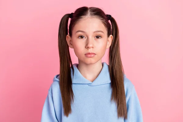 Retrato de conteúdo atraente bonito bonito menina pré-adolescente vestindo roupas aconchegantes isolado sobre cor pastel rosa fundo — Fotografia de Stock