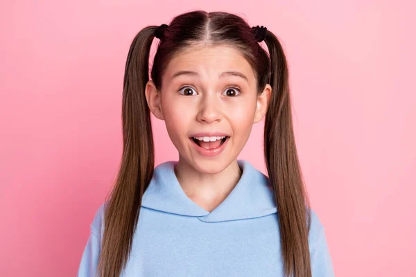 Foto retrato de menina sorridente espantado com caudas penteado olhando boca aberta isolado no fundo cor-de-rosa pastel — Fotografia de Stock