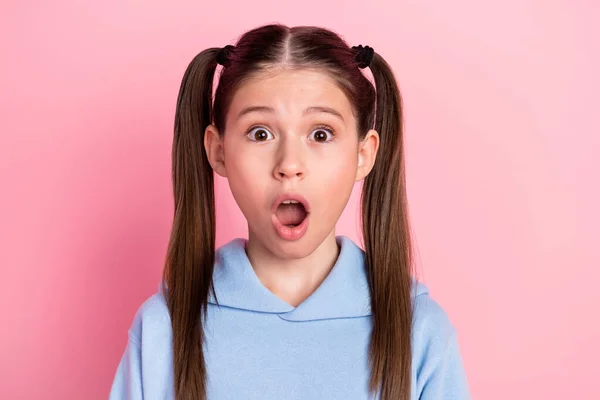 Фотопортрет здивованої шокованої школярки, яка дивиться відкрив рот у спортивному вбранні ізольовано на пастельному рожевому кольоровому фоні — стокове фото
