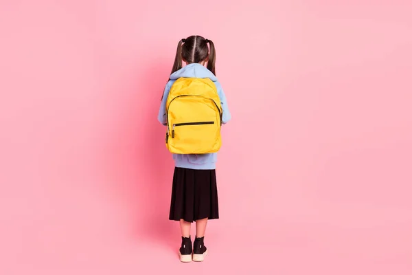 전체 몸길이의 몸매는 분홍빛 파스텔 색 배경 위로 격리 학교에 갈 준비가 된 어린 소녀를 뒤로 젖힌다 — 스톡 사진