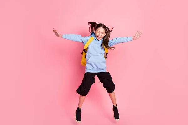 Full längd kroppsstorlek bild av fina trendiga glada extatiska flicka hoppa nytt läsår isolerad över rosa pastell färg bakgrund — Stockfoto