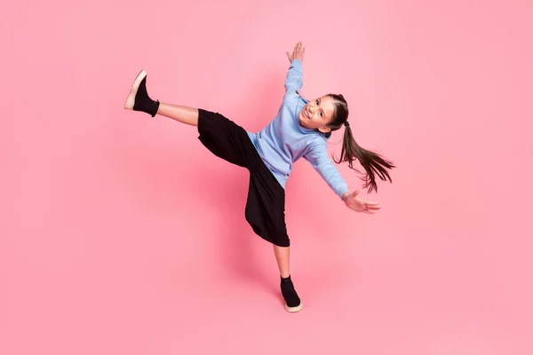 Tam boy beden ölçülerinde, spor kıyafetli bir kızın karate yaparken çekilmiş, izole edilmiş, pembe renkli bir arka plan. — Stok fotoğraf