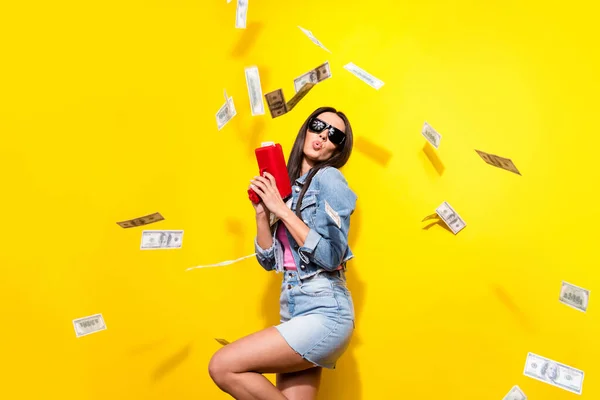Портрет модной красивой веселой девушки съемки 100 ATM USD весело дуться губы изолированы на ярко-желтый цвет фона — стоковое фото