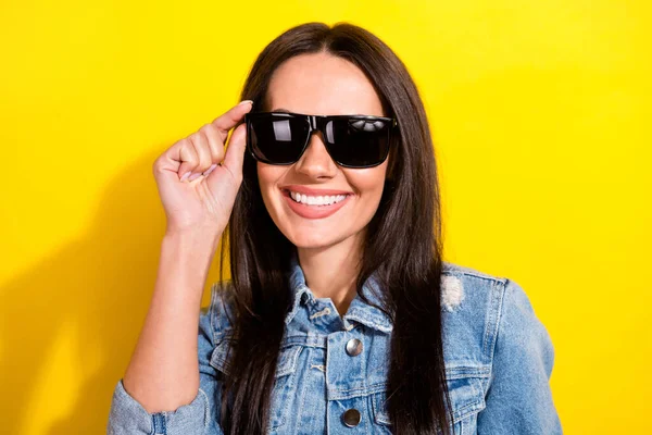 Foto av glad trevlig positiv söt ung dam bära cool solljus gott humör isolerad på grå färg bakgrund — Stockfoto