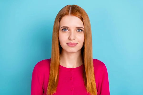 Portrait de contenu attrayant fille aux cheveux roux portant pull rose isolé sur fond de couleur bleu vif — Photo