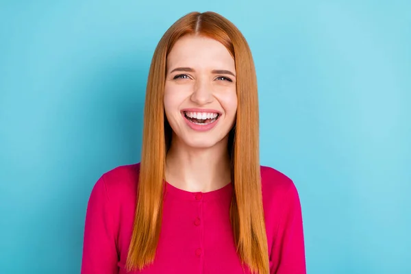 Fotografie mladé sladké liščí vlasy dáma nosit růžový svetr izolované na živém modrém pozadí — Stock fotografie