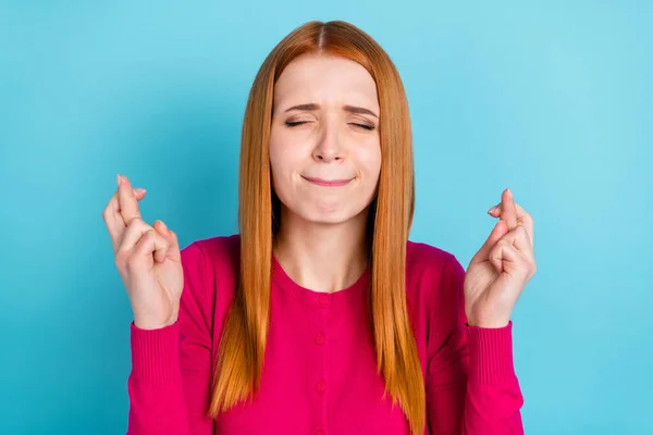 Portrait of attractive girlish worried red-haired girl crossed fingers praying isolated over vivid blue color background — Fotografia de Stock