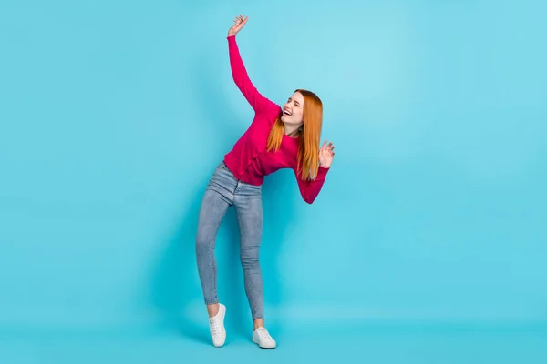 Teljes hossz testméret kilátás vonzó lányos vidám lány tánc mozog szórakozás elszigetelt több mint élénk kék színű háttér — Stock Fotó