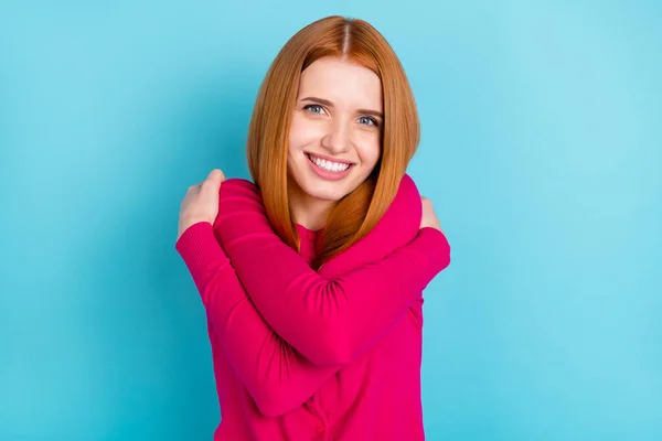 Retrato de atraente alegre menina bonita ruiva abraçando-se bom humor isolado sobre fundo de cor azul vívido — Fotografia de Stock
