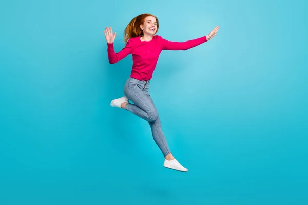 Teljes hosszúságú fotó funky édes fiatal nő visel rózsaszín ing jumping magas mosolygós elszigetelt kék szín háttér — Stock Fotó