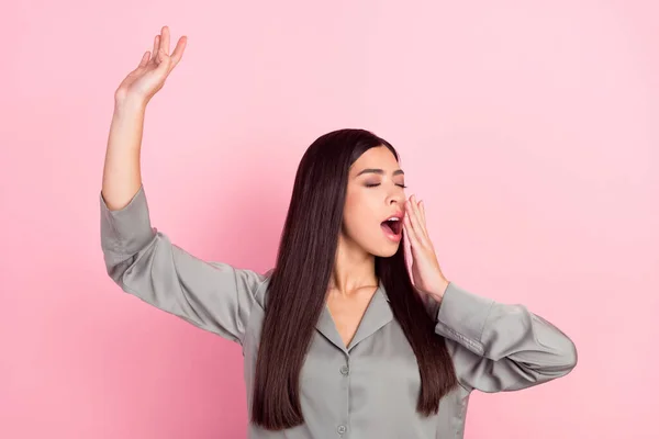 Portrait of attractive dreamy girl awakening stretching yawning isolated over pink pastel color background — Fotografia de Stock