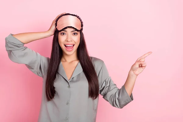 Ritratto di attraente stupito ragazza allegra alla moda che indica spazio copia come seguire iscriviti isolato su sfondo rosa pastello colore — Foto Stock