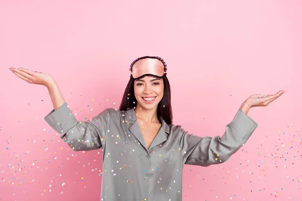 Portret van aantrekkelijke vrolijke meisje gooien confetti met plezier kip partij geïsoleerd over roze pastel kleur achtergrond — Stockfoto
