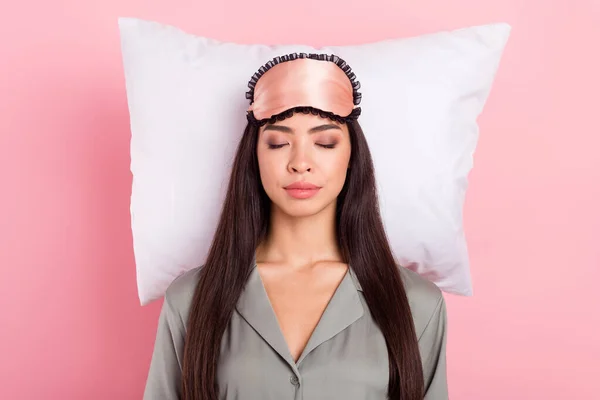 Portret van aantrekkelijke dromerig meisje slapen gezellige comfortabele kussen bed tijd geïsoleerd over roze pastel kleur achtergrond — Stockfoto