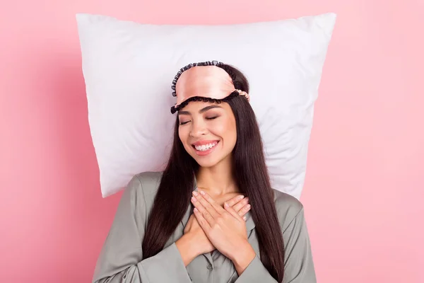 Φωτογραφία από γοητευτικό γλυκιά κυρία μάσκα ύπνου ξαπλωμένη μαξιλάρι χέρια στήθος χαμογελώντας απομονωμένο ροζ χρώμα φόντο — Φωτογραφία Αρχείου