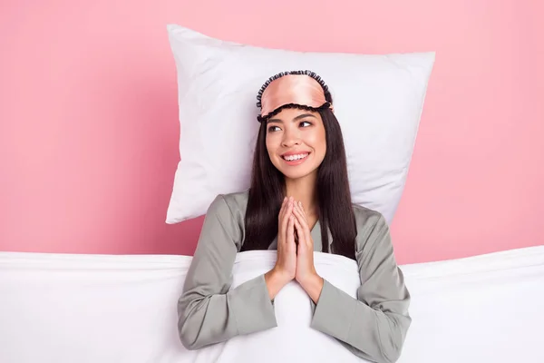 Φωτογραφία από λαμπερό όμορφη κυρία μάσκα ύπνου ξαπλωμένη μαξιλάρι καλύπτονται κουβέρτα αναζητούν κενό χώρο χαμογελώντας απομονωμένο ροζ χρώμα φόντο — Φωτογραφία Αρχείου