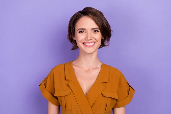 Foto van jonge vrolijke vrouw gelukkig positief tand glimlach slim geïsoleerd over violette kleur achtergrond — Stockfoto