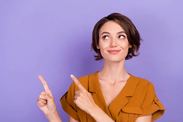 Foto da jovem mulher feliz sorriso positivo apontar dedos espaço vazio curioso promo isolado sobre fundo cor violeta — Fotografia de Stock