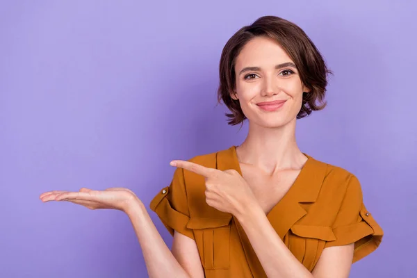 Фото молодой женщины счастливая положительная улыбка указывает пальцами продукт предложение изолированы на фиолетовый цвет фона — стоковое фото