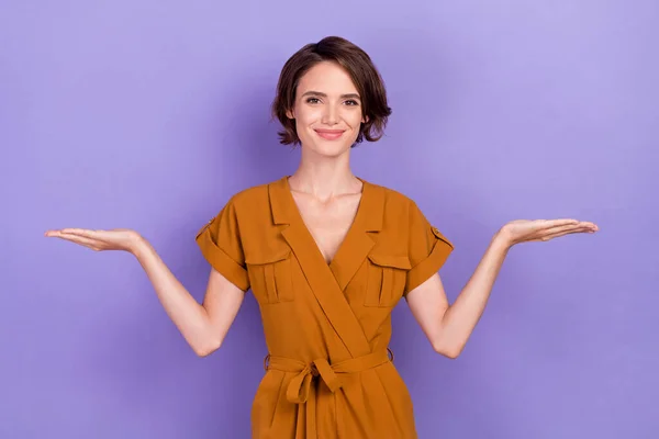 Foto de mujer joven feliz sonrisa positiva de las manos producto promo ofrecer opciones pros contras aislados sobre fondo de color violeta —  Fotos de Stock