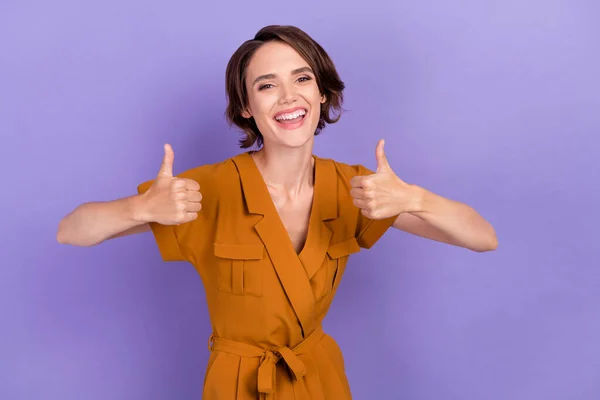 Zdjęcie młodej kobiety szczęśliwy pozytywny uśmiech pokazać kciuki-up jak grzywny feedback reklama izolowane nad fioletowym tle koloru — Zdjęcie stockowe
